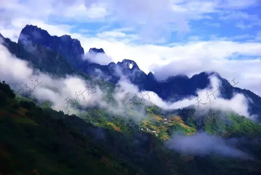 “怒江美麗公路”領(lǐng)略絕美風(fēng)景 “車(chē)在路上走，人在畫(huà)里行”