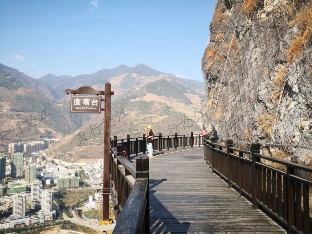 爬上云端棧道，可以鳥瞰六庫新城區(qū)全景，視線很開闊。